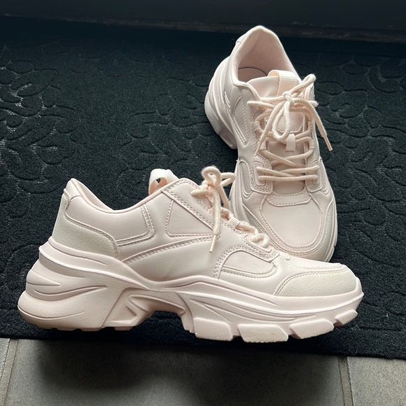Zara Shoes - Zara Solid Color Sneaker